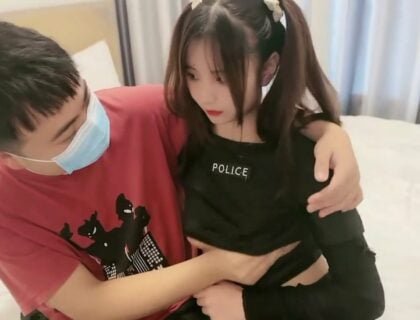 Anh trai đầy ham muốn bắt buộc em gái phải sống sót khi bố mẹ không có nhà