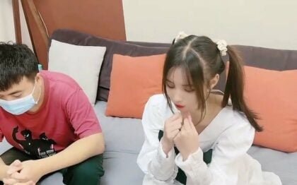 Em gái xinh đẹp giúp anh trai thỏa mãn sau thất tình