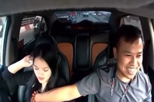 Chị đẹp bị anh tài xế sờ vú