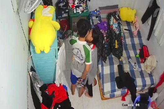 Em học sinh dùng lợn xíu để giữ chân bạn trai