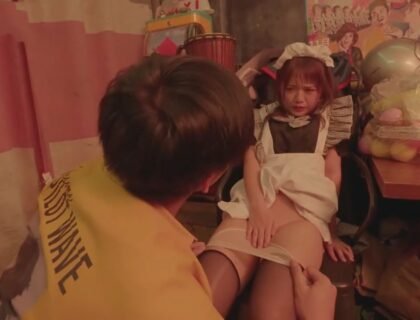 Gái xinh bị đồng nghiệp phát hiện bí mật làm gái gọi và bị ép buộc phục vụ mỗi đêm