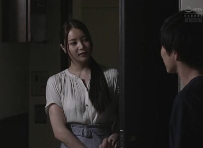 Gái đẹp liên tục tự sướng khiến cậu hàng xóm không chịu được, sang nhà và có cơ hội 