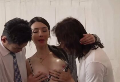 Người mẹ gợi cảm được hai cậu con trai khám phá niềm vui mới