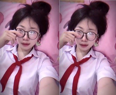 Em bé gái đeo khăn quàng đỏ