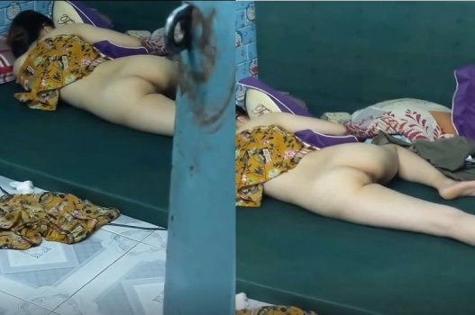 Ngắm lồn em hàng xóm xinh đẹp bỏ quên khóa cửa